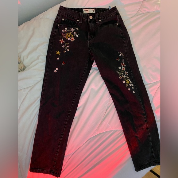 Black mom jeans with floral pattern - Picture 2 of 3